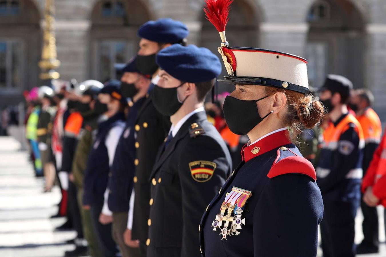 El acto del Día de la Fiesta Nacional, presidido por los reyes, se celebra en la plaza de la Armería del Palacio Real de Madrid. Felipe VI, la reina Letizia, la princesa Leonor y la infanta Sofía han sido recibidos por el presidente del Gobierno, Pedro Sánchez. En la plaza se encontraban todos los integrantes del Ejecutivo, salvo la titular de Exteriores, Arancha González Laya, incluido el vicepresidente segundo, Pablo Iglesias (que nunca había acudido a esta celebración) y el resto de ministros de Podemos. No ha faltado el presidente de la Comunitat, Ximo Puig, ni la de la Comunidad de Madrid, Isabel Díaz Ayuso