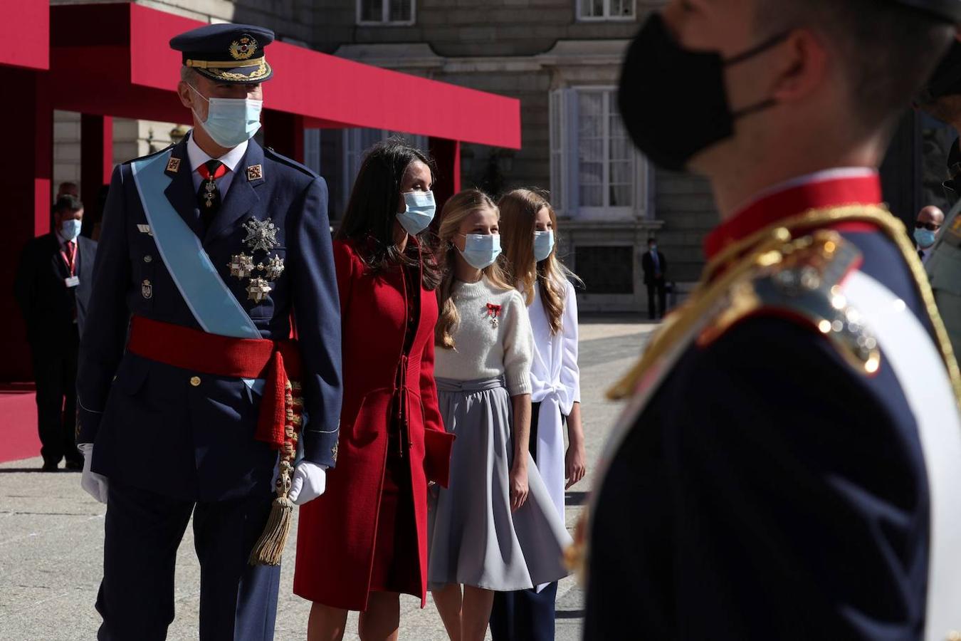 El acto del Día de la Fiesta Nacional, presidido por los reyes, se celebra en la plaza de la Armería del Palacio Real de Madrid. Felipe VI, la reina Letizia, la princesa Leonor y la infanta Sofía han sido recibidos por el presidente del Gobierno, Pedro Sánchez. En la plaza se encontraban todos los integrantes del Ejecutivo, salvo la titular de Exteriores, Arancha González Laya, incluido el vicepresidente segundo, Pablo Iglesias (que nunca había acudido a esta celebración) y el resto de ministros de Podemos. No ha faltado el presidente de la Comunitat, Ximo Puig, ni la de la Comunidad de Madrid, Isabel Díaz Ayuso