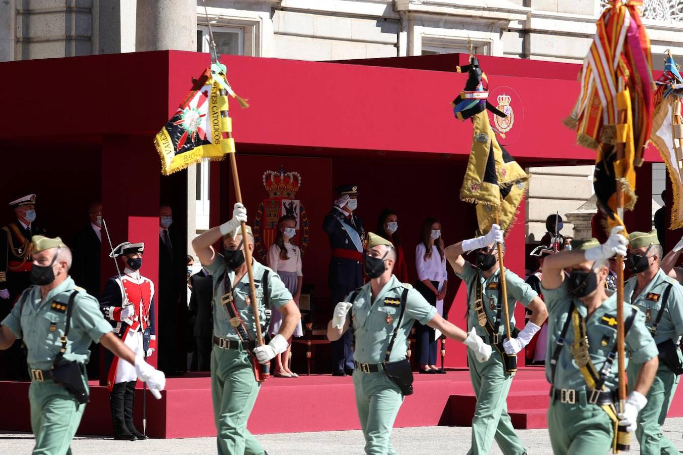 El acto del Día de la Fiesta Nacional, presidido por los reyes, se celebra en la plaza de la Armería del Palacio Real de Madrid. Felipe VI, la reina Letizia, la princesa Leonor y la infanta Sofía han sido recibidos por el presidente del Gobierno, Pedro Sánchez. En la plaza se encontraban todos los integrantes del Ejecutivo, salvo la titular de Exteriores, Arancha González Laya, incluido el vicepresidente segundo, Pablo Iglesias (que nunca había acudido a esta celebración) y el resto de ministros de Podemos. No ha faltado el presidente de la Comunitat, Ximo Puig, ni la de la Comunidad de Madrid, Isabel Díaz Ayuso