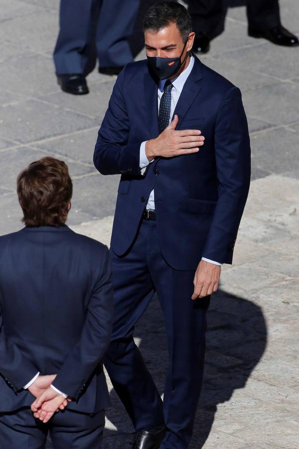 El acto del Día de la Fiesta Nacional, presidido por los reyes, se celebra en la plaza de la Armería del Palacio Real de Madrid. Felipe VI, la reina Letizia, la princesa Leonor y la infanta Sofía han sido recibidos por el presidente del Gobierno, Pedro Sánchez. En la plaza se encontraban todos los integrantes del Ejecutivo, salvo la titular de Exteriores, Arancha González Laya, incluido el vicepresidente segundo, Pablo Iglesias (que nunca había acudido a esta celebración) y el resto de ministros de Podemos. No ha faltado el presidente de la Comunitat, Ximo Puig, ni la de la Comunidad de Madrid, Isabel Díaz Ayuso