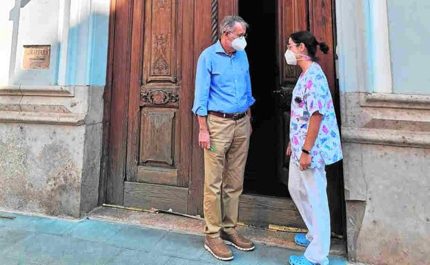 El alcalde, Ramón Marí, con personal sanitario, en la puerta del edificio cedido.