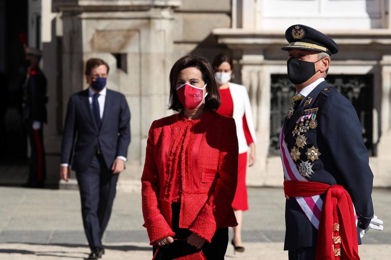 El acto del Día de la Fiesta Nacional, presidido por los reyes, se celebra en la plaza de la Armería del Palacio Real de Madrid. Felipe VI, la reina Letizia, la princesa Leonor y la infanta Sofía han sido recibidos por el presidente del Gobierno, Pedro Sánchez. En la plaza se encontraban todos los integrantes del Ejecutivo, salvo la titular de Exteriores, Arancha González Laya, incluido el vicepresidente segundo, Pablo Iglesias (que nunca había acudido a esta celebración) y el resto de ministros de Podemos. No ha faltado el presidente de la Comunitat, Ximo Puig, ni la de la Comunidad de Madrid, Isabel Díaz Ayuso