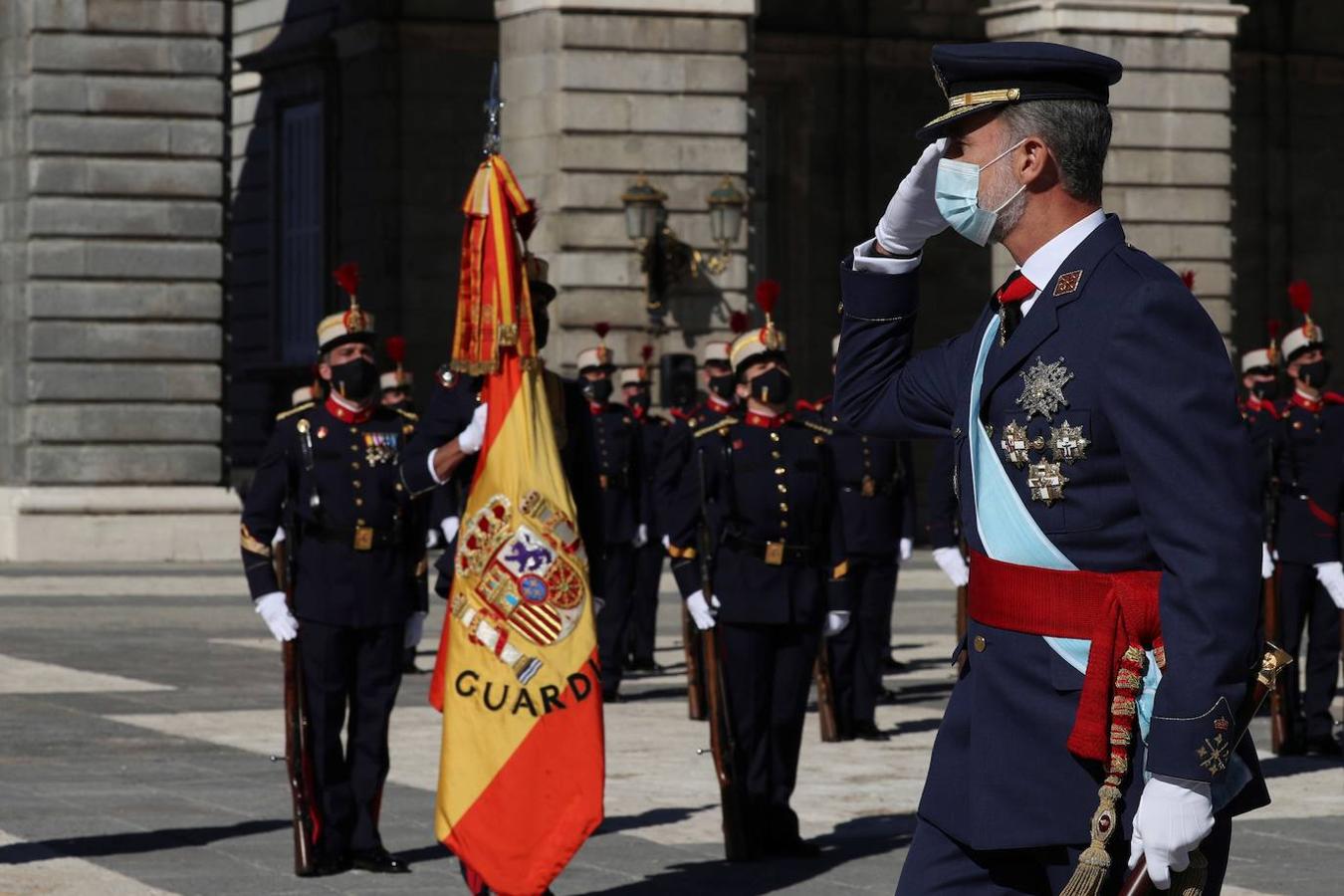 El acto del Día de la Fiesta Nacional, presidido por los reyes, se celebra en la plaza de la Armería del Palacio Real de Madrid. Felipe VI, la reina Letizia, la princesa Leonor y la infanta Sofía han sido recibidos por el presidente del Gobierno, Pedro Sánchez. En la plaza se encontraban todos los integrantes del Ejecutivo, salvo la titular de Exteriores, Arancha González Laya, incluido el vicepresidente segundo, Pablo Iglesias (que nunca había acudido a esta celebración) y el resto de ministros de Podemos. No ha faltado el presidente de la Comunitat, Ximo Puig, ni la de la Comunidad de Madrid, Isabel Díaz Ayuso