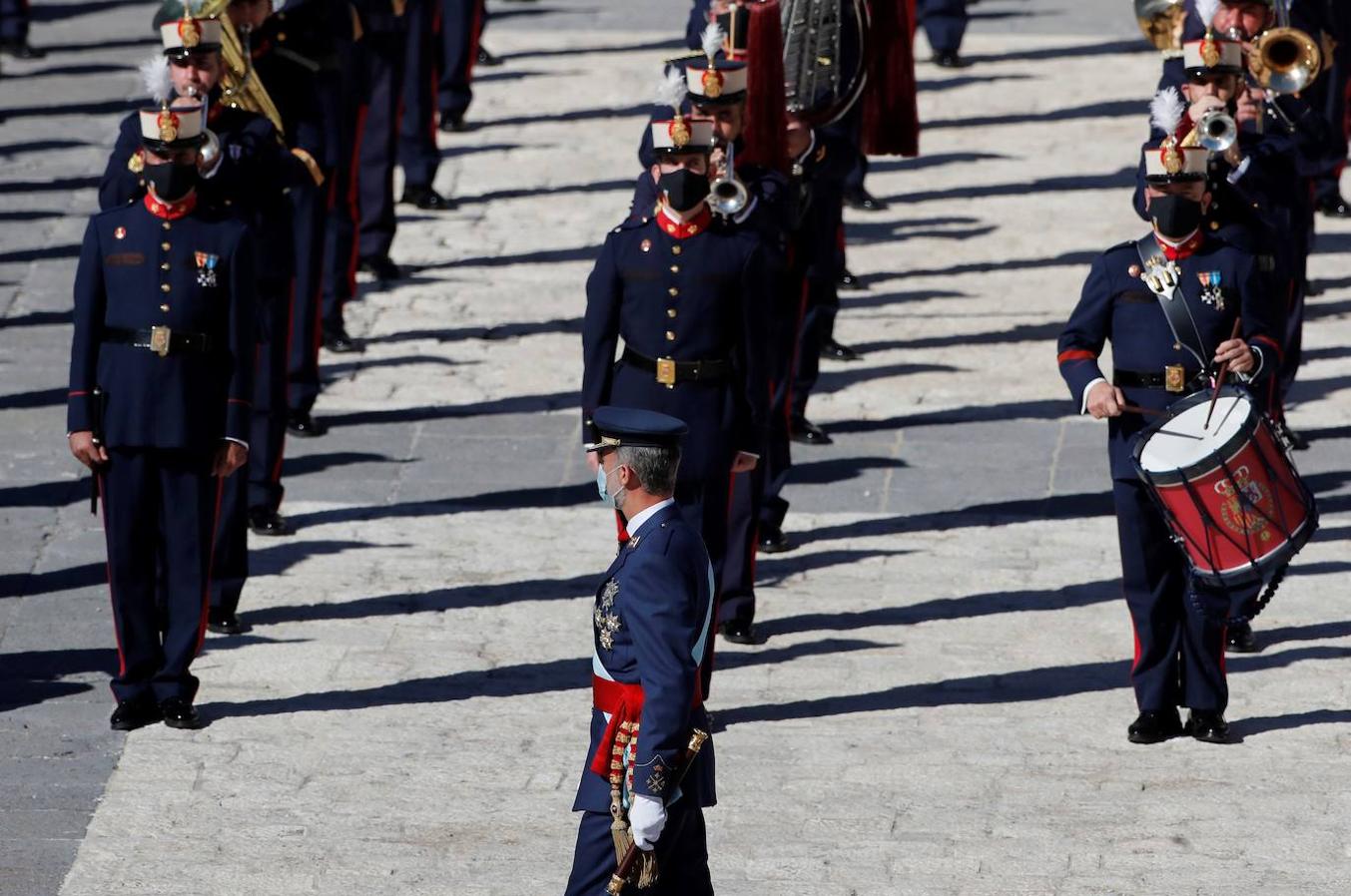 El acto del Día de la Fiesta Nacional, presidido por los reyes, se celebra en la plaza de la Armería del Palacio Real de Madrid. Felipe VI, la reina Letizia, la princesa Leonor y la infanta Sofía han sido recibidos por el presidente del Gobierno, Pedro Sánchez. En la plaza se encontraban todos los integrantes del Ejecutivo, salvo la titular de Exteriores, Arancha González Laya, incluido el vicepresidente segundo, Pablo Iglesias (que nunca había acudido a esta celebración) y el resto de ministros de Podemos. No ha faltado el presidente de la Comunitat, Ximo Puig, ni la de la Comunidad de Madrid, Isabel Díaz Ayuso