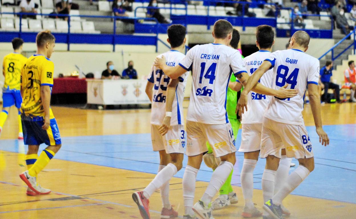 Un momento del Trofeo con el que se hizo el equipo local. 