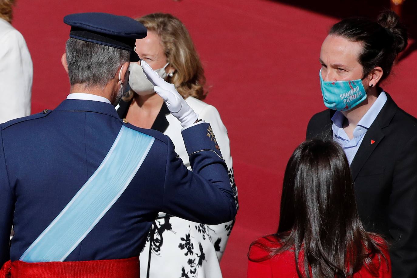 El acto del Día de la Fiesta Nacional, presidido por los reyes, se celebra en la plaza de la Armería del Palacio Real de Madrid. Felipe VI, la reina Letizia, la princesa Leonor y la infanta Sofía han sido recibidos por el presidente del Gobierno, Pedro Sánchez. En la plaza se encontraban todos los integrantes del Ejecutivo, salvo la titular de Exteriores, Arancha González Laya, incluido el vicepresidente segundo, Pablo Iglesias (que nunca había acudido a esta celebración) y el resto de ministros de Podemos. No ha faltado el presidente de la Comunitat, Ximo Puig, ni la de la Comunidad de Madrid, Isabel Díaz Ayuso