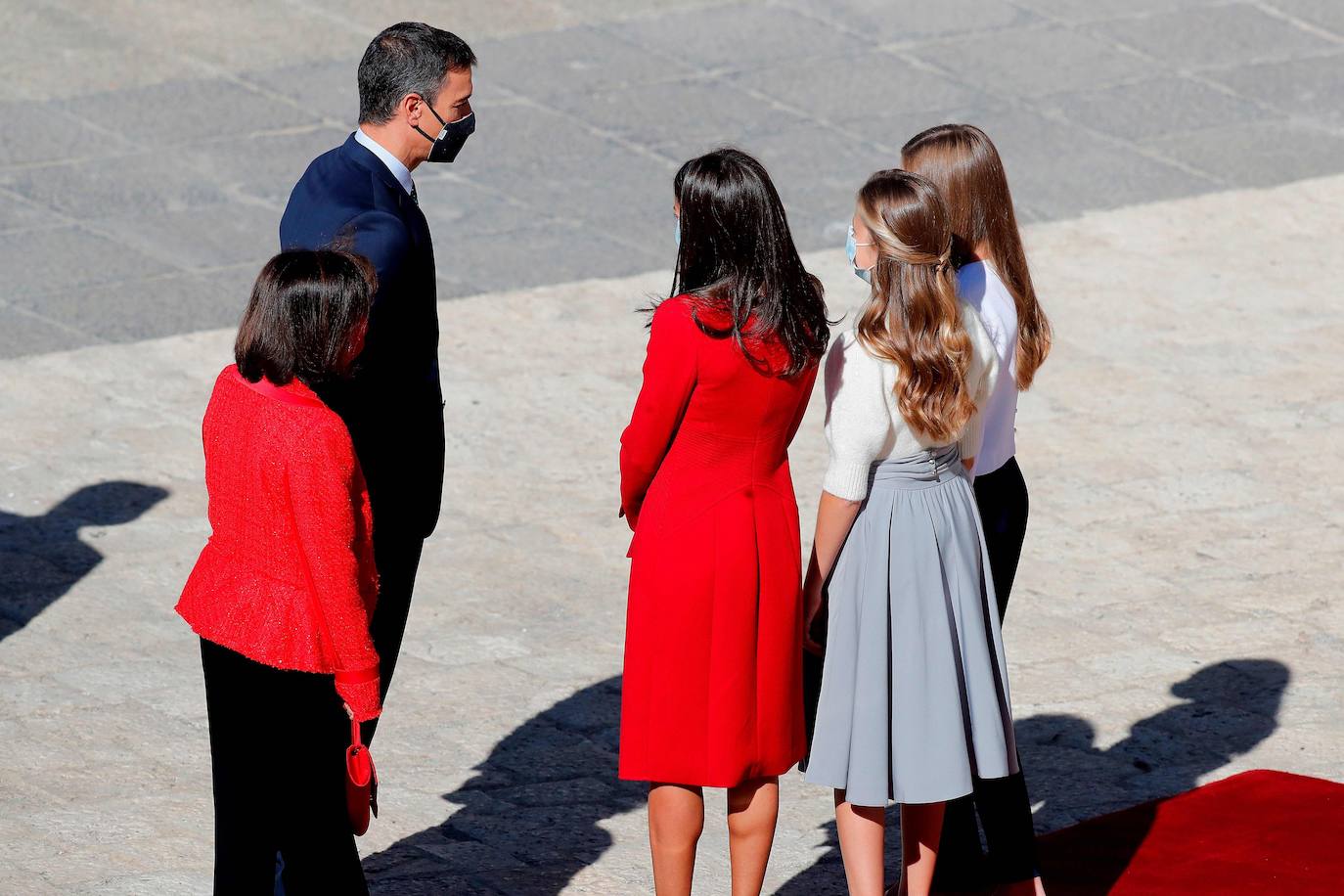 La Reina Letizia, la Princesa Leonor y la Infanta Sofía han sido también protagonistas en el acto de celebración del Día de la Fiesta Nacional, celebrado este lunes en la plaza de la Armería del Palacio Real de Madrid. Doña Letizia ha rescatado un sobrio dos piezas de Felipe Varela que lleva en su ropero desde hace años, formado por un vestido de terciopelo con botones y un abrigo recto en crepe que se abrocha con pequeños lazos. La Princesa Leonor, que a finales de este mes cumplirá 15 años, ha sorprendido con una falda abullonada y un cuerpo con mangas de farol, en tonos pastel. Su hermana, la Infanta Sofía, mucho más sobria, ha estrenado este 12-O un pantalón ancho y una camisola con gran lazada. 