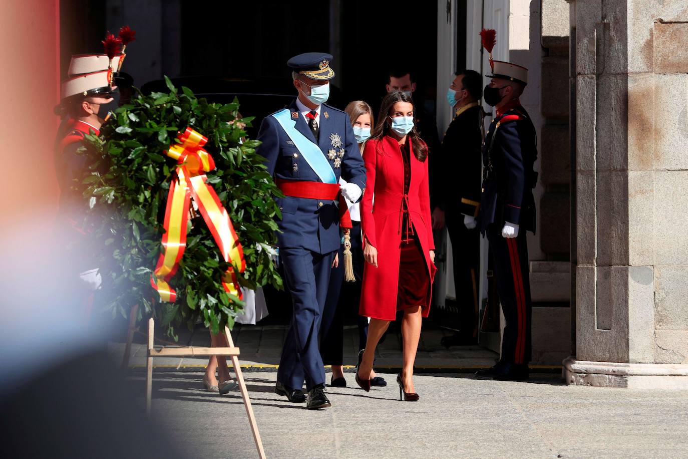 La Reina Letizia, la Princesa Leonor y la Infanta Sofía han sido también protagonistas en el acto de celebración del Día de la Fiesta Nacional, celebrado este lunes en la plaza de la Armería del Palacio Real de Madrid. Doña Letizia ha rescatado un sobrio dos piezas de Felipe Varela que lleva en su ropero desde hace años, formado por un vestido de terciopelo con botones y un abrigo recto en crepe que se abrocha con pequeños lazos. La Princesa Leonor, que a finales de este mes cumplirá 15 años, ha sorprendido con una falda abullonada y un cuerpo con mangas de farol, en tonos pastel. Su hermana, la Infanta Sofía, mucho más sobria, ha estrenado este 12-O un pantalón ancho y una camisola con gran lazada. 