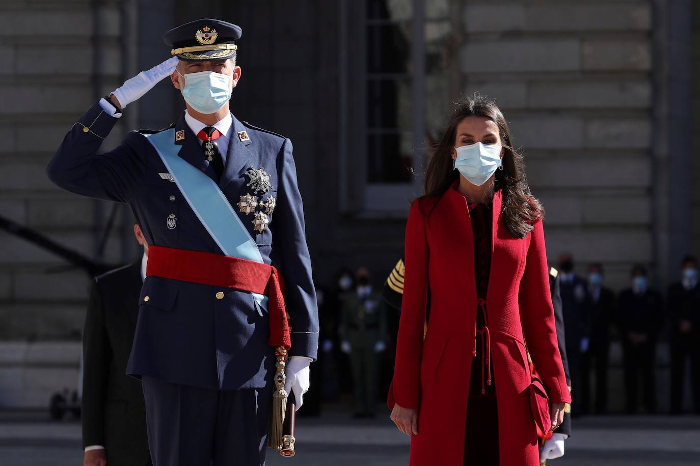 La Reina Letizia, la Princesa Leonor y la Infanta Sofía han sido también protagonistas en el acto de celebración del Día de la Fiesta Nacional, celebrado este lunes en la plaza de la Armería del Palacio Real de Madrid. Doña Letizia ha rescatado un sobrio dos piezas de Felipe Varela que lleva en su ropero desde hace años, formado por un vestido de terciopelo con botones y un abrigo recto en crepe que se abrocha con pequeños lazos. La Princesa Leonor, que a finales de este mes cumplirá 15 años, ha sorprendido con una falda abullonada y un cuerpo con mangas de farol, en tonos pastel. Su hermana, la Infanta Sofía, mucho más sobria, ha estrenado este 12-O un pantalón ancho y una camisola con gran lazada. 