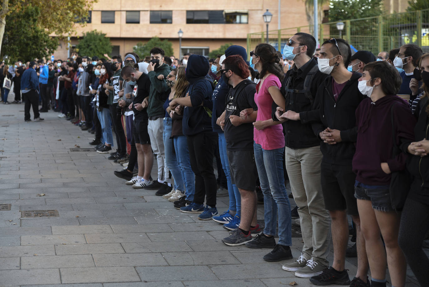 Un fuerte dispositivo policial rodeó ayer el barrio de Benimaclet para evitar el encuentro de dos manifestaciones de ideología contraria convocadas en esta zona de la ciudad con motivo de la festividad del 12 de octubre.