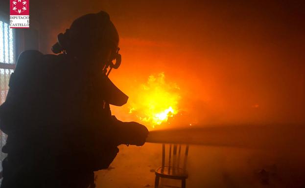 Un incendio calcina una nave industrial abandonada en Vila-real