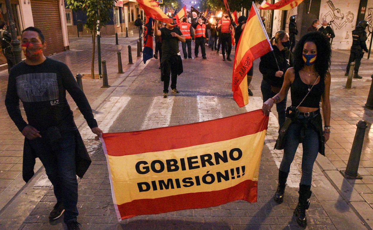 Manifestantes piden la dimisión del Gobierno, este lunes en Benimaclet.