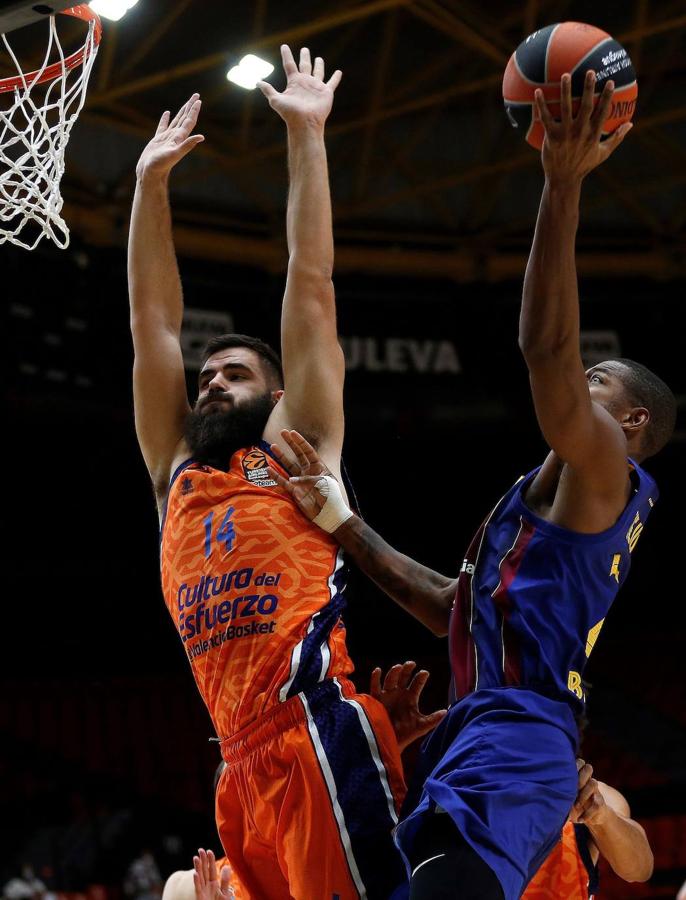 El Valencia Basket se ha enfrentado con el Barcelona en la Fonteta en el tercer partido del conjunto taronja en la Euroliga