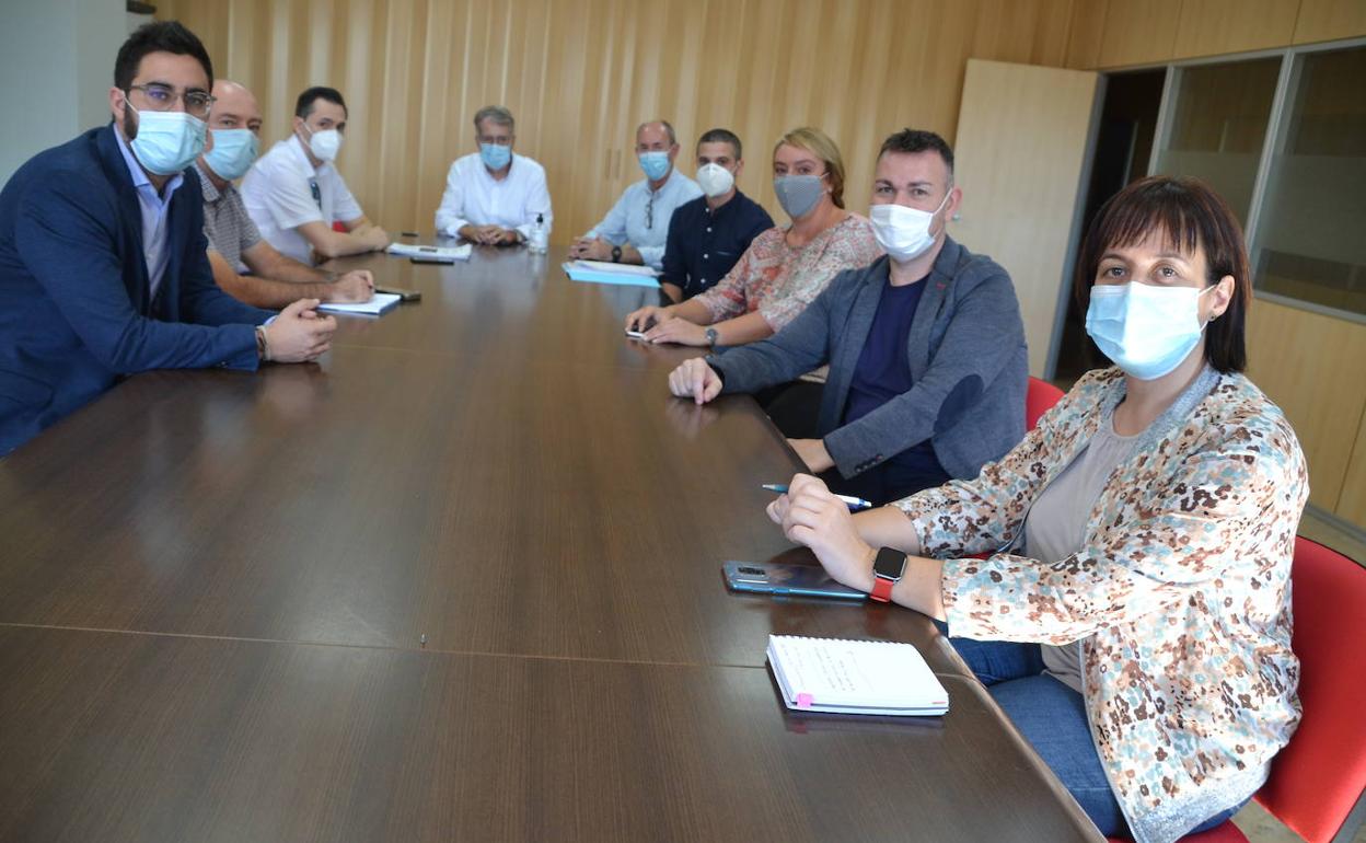 Los responsables locales en la reunión con Manuel Martínez, director de la Autoridad del Transporte Metropolitano de Valencia. 