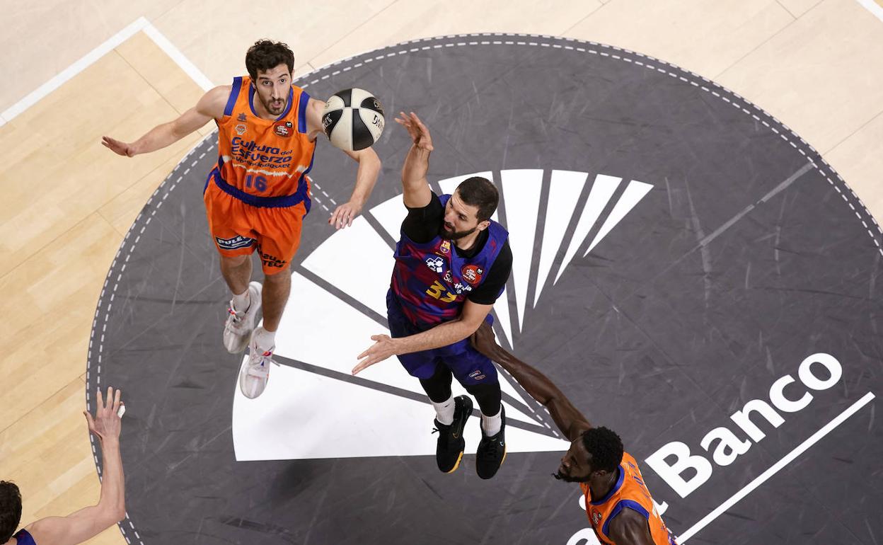 Mirotic lanza a canasta ante Vives en la semifinal de la pasada Copa del Rey. 