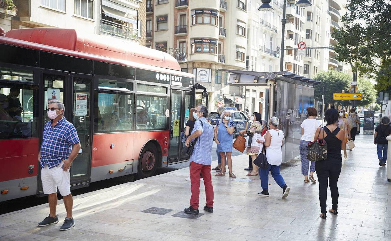 Parada de la EMT en el centro de Valencia. 