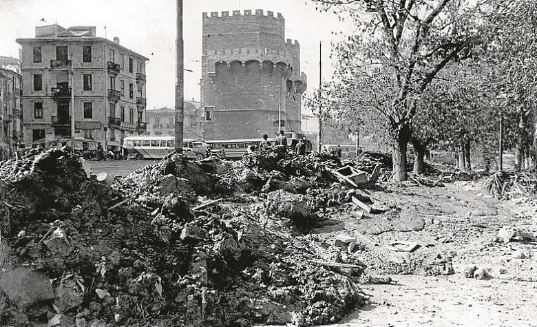 Destrozos en toda la zona. Paisaje desde el puente de Astilleros, horas después de la riada de 1957. 