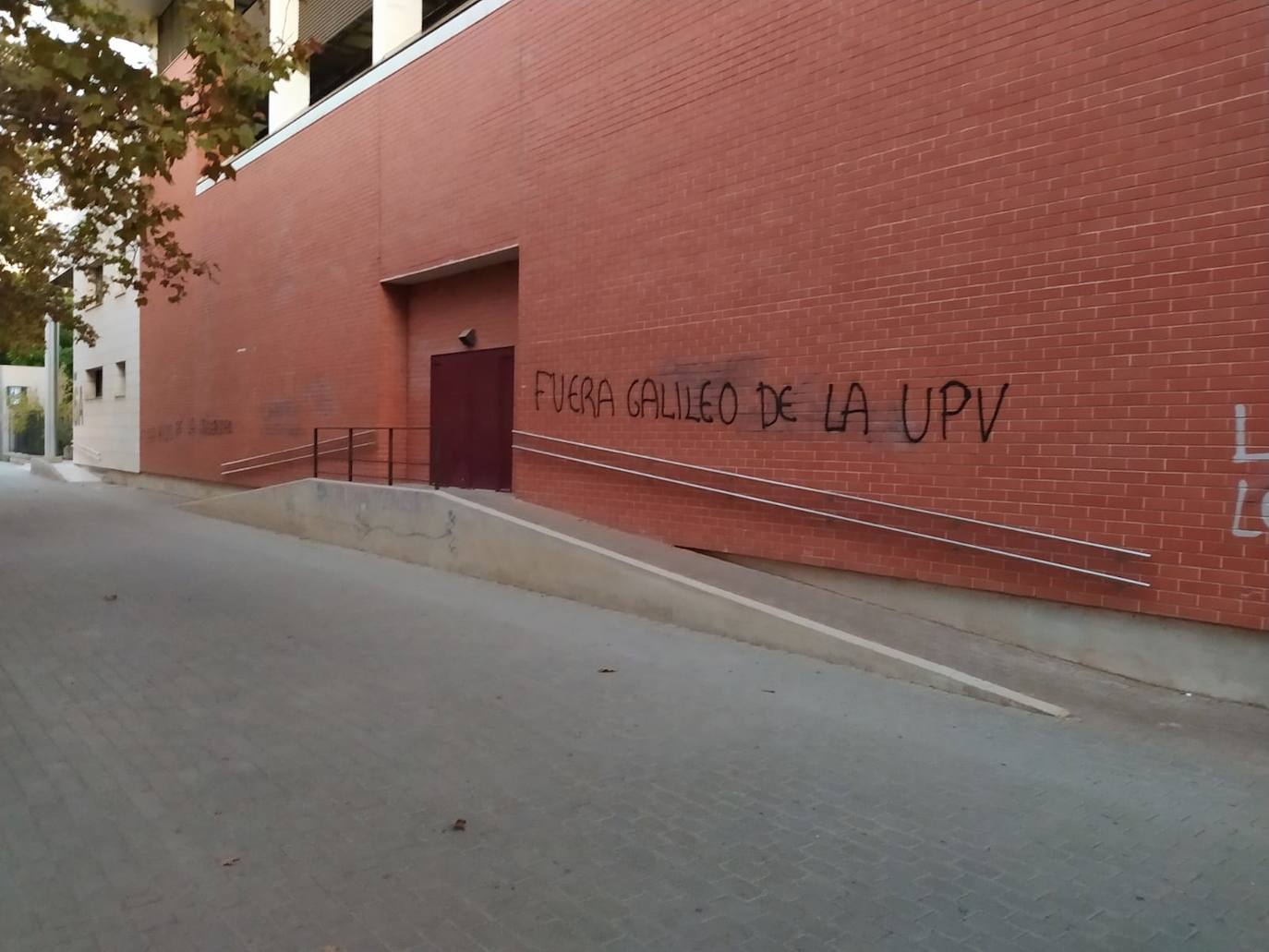 Pintadas en la fachada del colegio mayor Galileo Galilei de Valencia