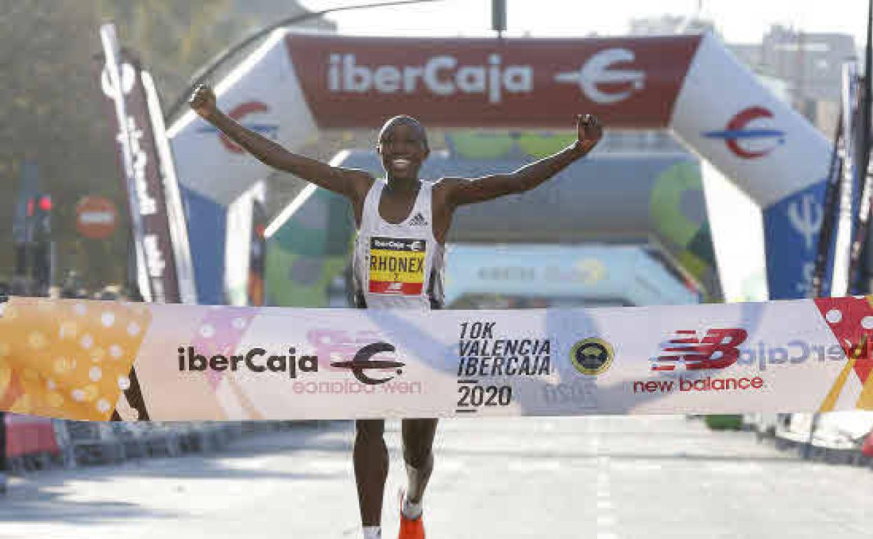 Kipruto, celebra su récord del mundo a su llegada a meta en Valencia. 