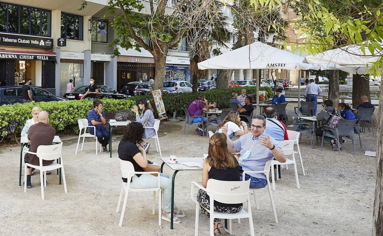 Clientes en la terraza de un bar en Valencia.