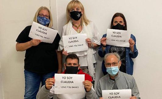 Los miembros de la junta directiva de la asociación muestran su apoyo a Claudia. 