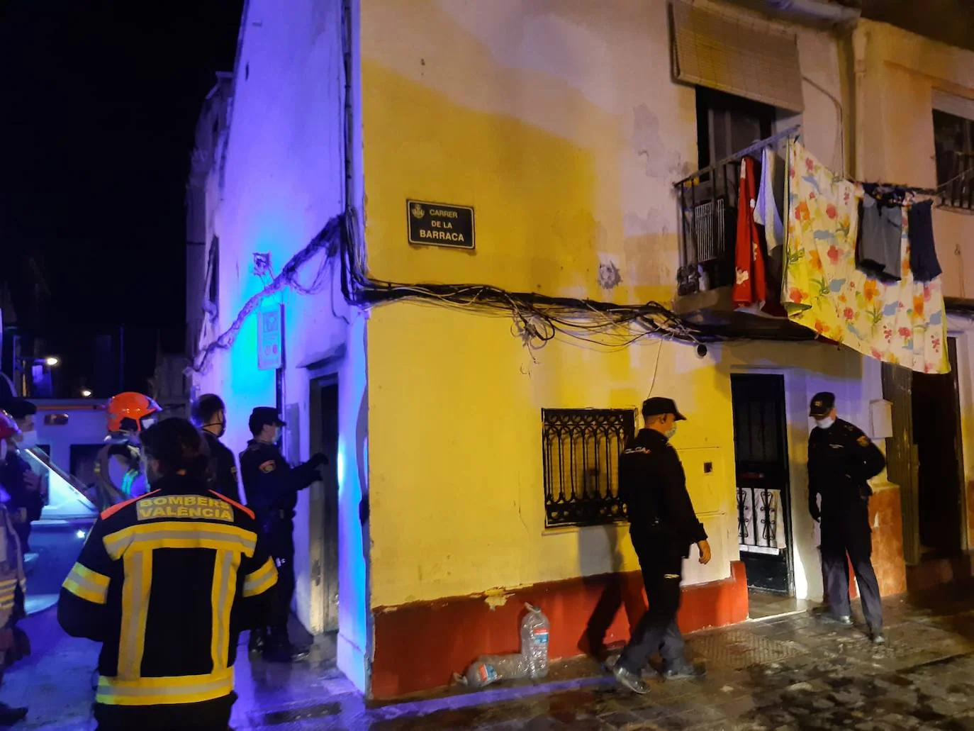 Fotos: Cinco heridos, uno de ellos un niño, en un incendio intencionado en Valencia