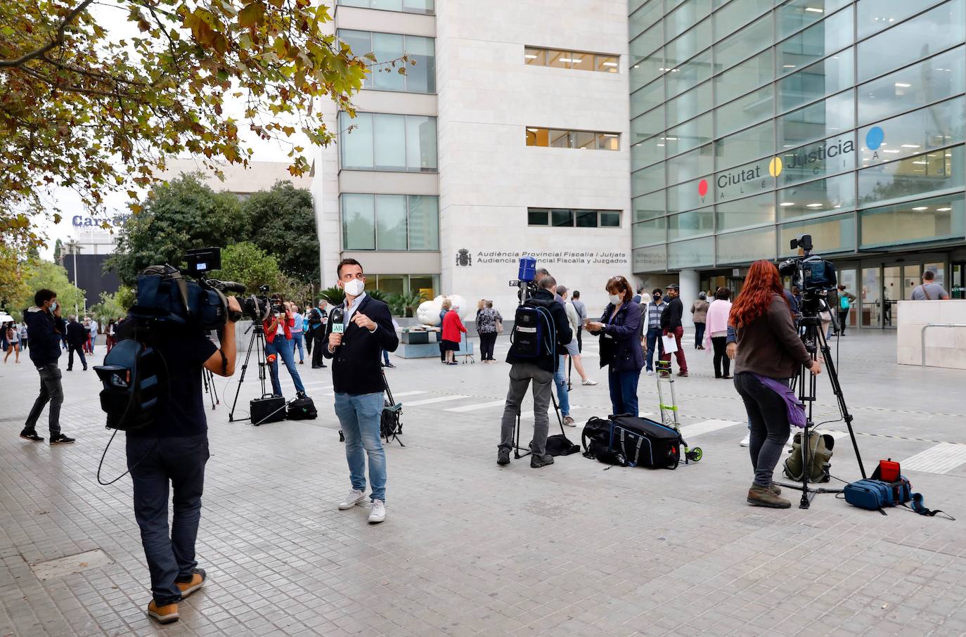 El juicio contra María Jesús M.C. y su examante, Salvador R.L., ambos acusados de matar al marido de ella en agosto de 2017 en un garaje de Patraix, arranca en la Audiencia de Valencia tres años después de que se cometiera el crimen.