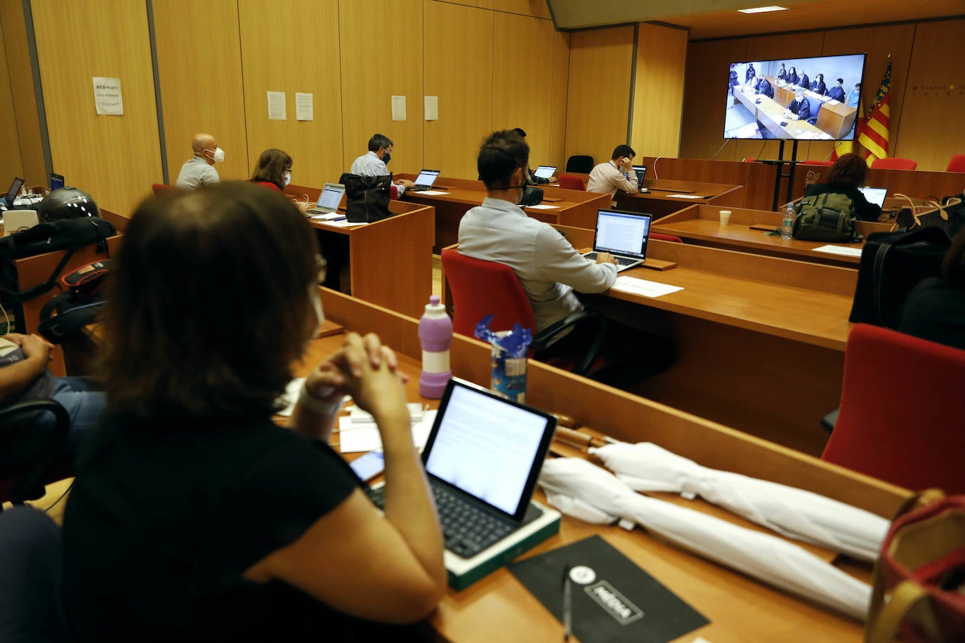 El juicio contra María Jesús M.C. y su examante, Salvador R.L., ambos acusados de matar al marido de ella en agosto de 2017 en un garaje de Patraix, arranca en la Audiencia de Valencia tres años después de que se cometiera el crimen.