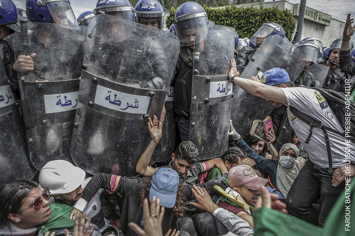 La Fundación Chirivella Soriano de Valencia acoge, del 17 de octubre al 8 de noviembre, la octava edición de la exposición World Press Photo 20, organizada junto a Doctornopo, en la que figuran tres fotógrafos españoles premiados: Ricard García Vilanova, Ramon Espinosa y Antonio Pizarro. En la imagen, una de las fotografías de la categoría 'Photo of the Year'. Estas son otras instantáneas de la muestra: