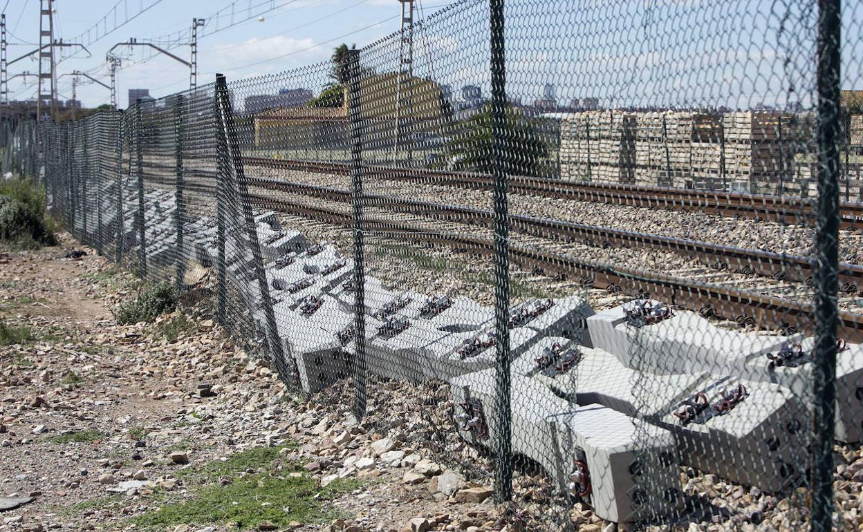 Traviesas apiladas en los tramos del corredor mediterráneo. 