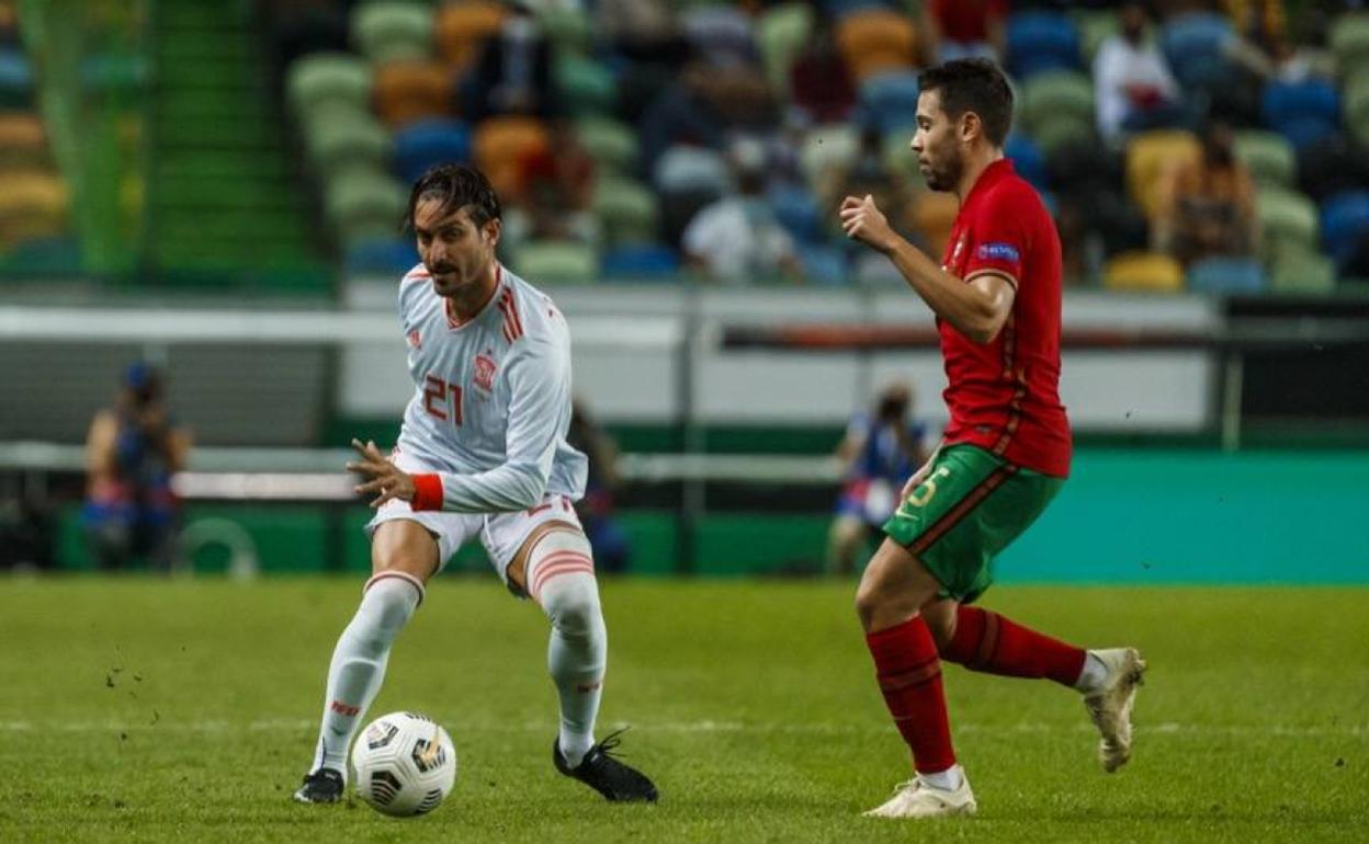 José Campaña controla un balón durante el partido entre España y Portugal.