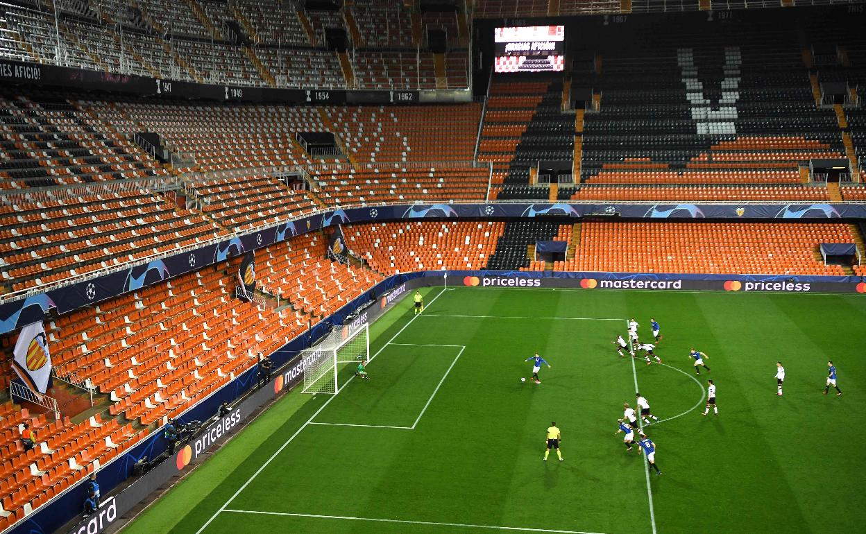 eEl Valencia-Atalanta de Champions ya se disputó sin público en Mestalla. 