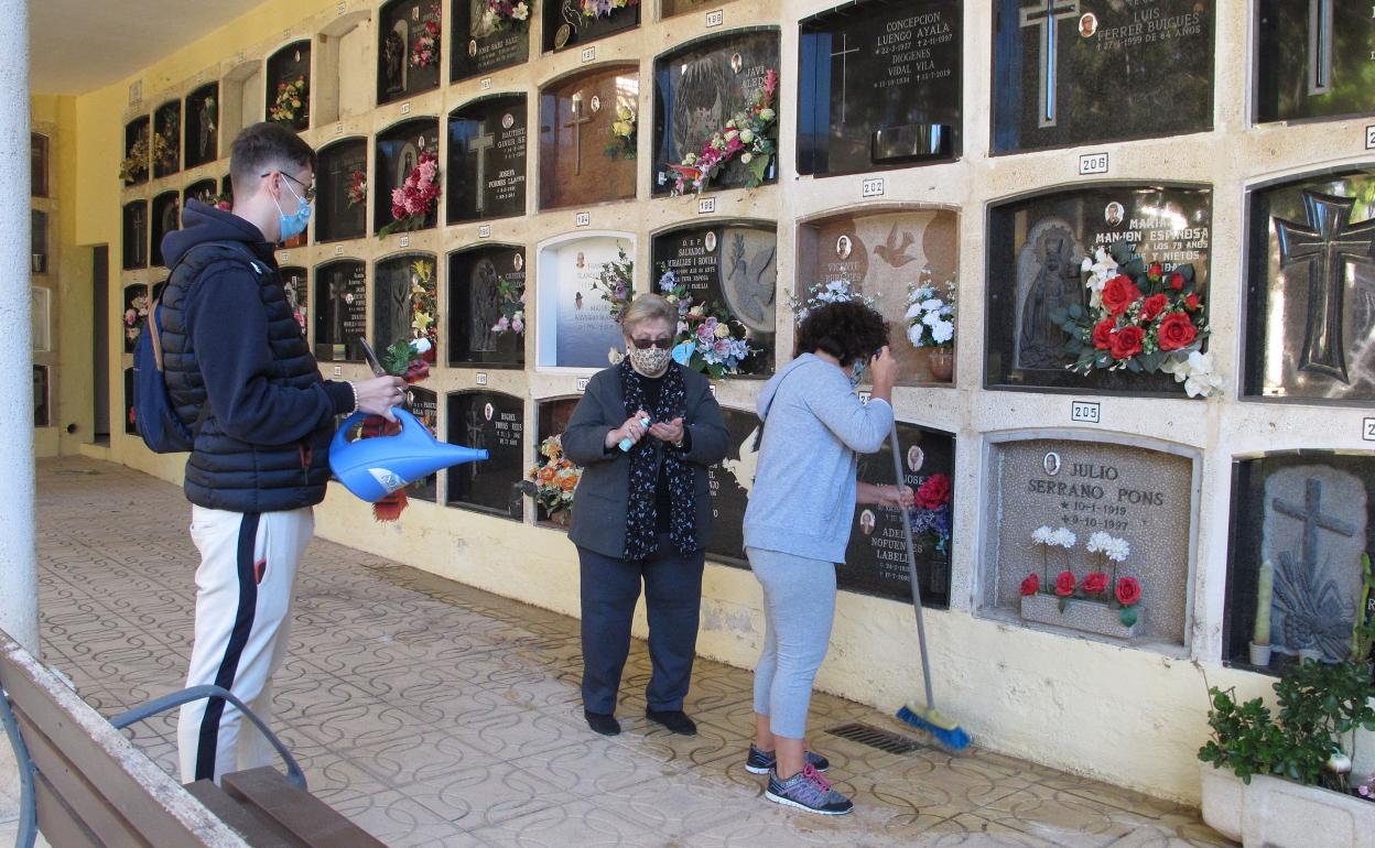 Algunas personas adelantan su visita al cementerio para limpiar los nichos. 