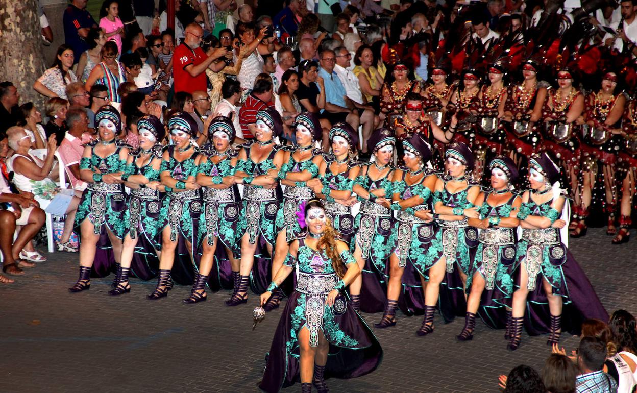 Imagen de archivo del desfile de gala de los Moros i Cristians de Dénia. 