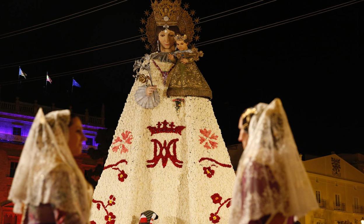 Dos falleras contemplando el manto de la Virgen en la Ofrenda. 