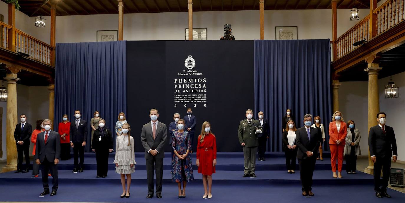 Los Reyes y sus hijas han mantenido este viernes una reunión con los galardonados en la 40 edición de los premios Princesa de Asturias que estarán presentes en la ceremonia de entrega en Oviedo, entre ellos representantes del colectivo sanitario y el piloto de rallys Carlos Sainz. Felipe VI, la reina Letizia, la princesa Leonor y la infanta Sofía han recibido a los premiados junto a los presidentes de los jurados de estas distinciones y miembros de los patronatos Princesa de Asturias y Fundación. 