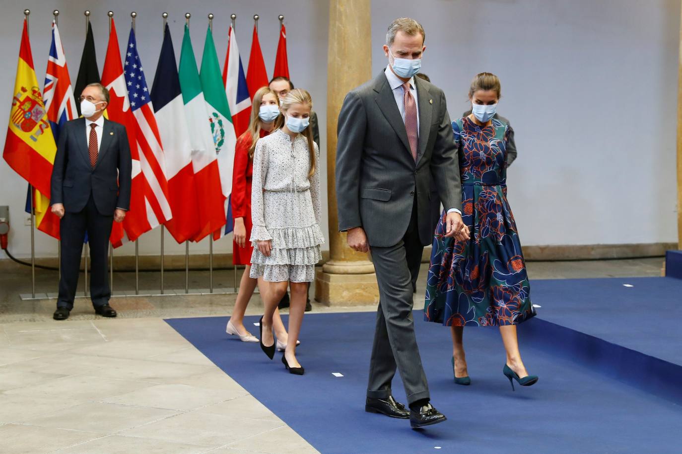 Los Reyes y sus hijas han mantenido este viernes una reunión con los galardonados en la 40 edición de los premios Princesa de Asturias que estarán presentes en la ceremonia de entrega en Oviedo, entre ellos representantes del colectivo sanitario y el piloto de rallys Carlos Sainz. Felipe VI, la reina Letizia, la princesa Leonor y la infanta Sofía han recibido a los premiados junto a los presidentes de los jurados de estas distinciones y miembros de los patronatos Princesa de Asturias y Fundación. 