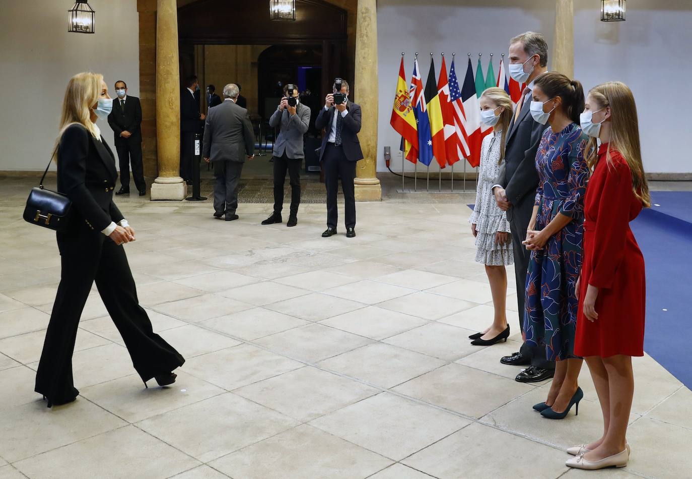 Los Reyes y sus hijas han mantenido este viernes una reunión con los galardonados en la 40 edición de los premios Princesa de Asturias que estarán presentes en la ceremonia de entrega en Oviedo, entre ellos representantes del colectivo sanitario y el piloto de rallys Carlos Sainz. Felipe VI, la reina Letizia, la princesa Leonor y la infanta Sofía han recibido a los premiados junto a los presidentes de los jurados de estas distinciones y miembros de los patronatos Princesa de Asturias y Fundación. 