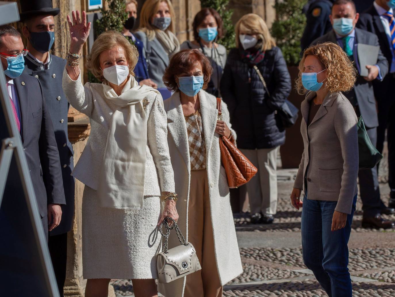 Los Reyes y sus hijas han mantenido este viernes una reunión con los galardonados en la 40 edición de los premios Princesa de Asturias que estarán presentes en la ceremonia de entrega en Oviedo, entre ellos representantes del colectivo sanitario y el piloto de rallys Carlos Sainz. Felipe VI, la reina Letizia, la princesa Leonor y la infanta Sofía han recibido a los premiados junto a los presidentes de los jurados de estas distinciones y miembros de los patronatos Princesa de Asturias y Fundación. 