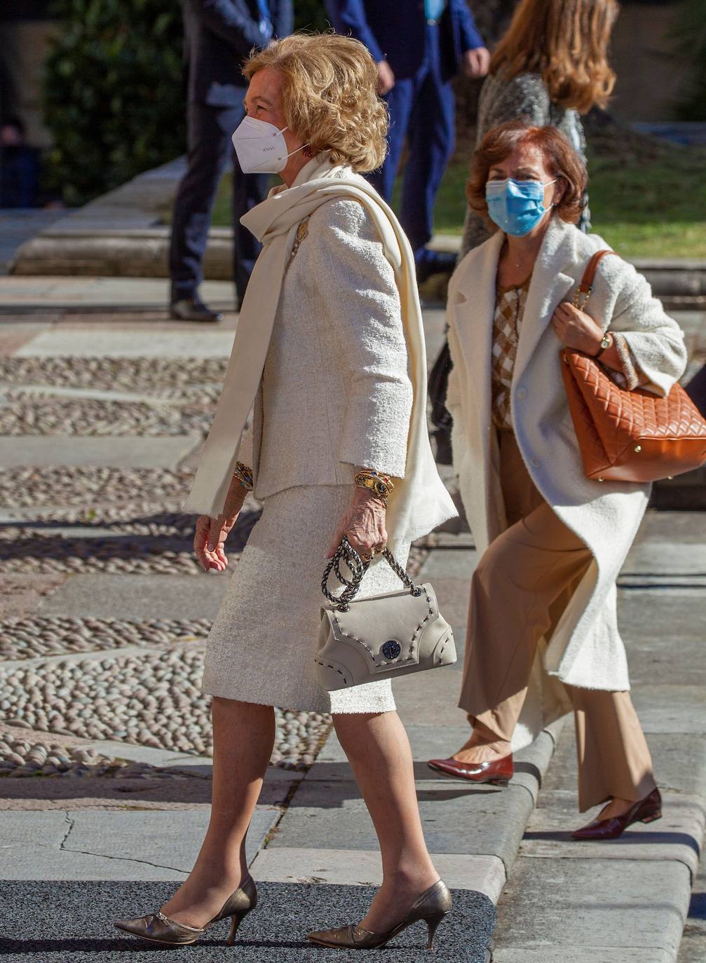 Los Reyes y sus hijas han mantenido este viernes una reunión con los galardonados en la 40 edición de los premios Princesa de Asturias que estarán presentes en la ceremonia de entrega en Oviedo, entre ellos representantes del colectivo sanitario y el piloto de rallys Carlos Sainz. Felipe VI, la reina Letizia, la princesa Leonor y la infanta Sofía han recibido a los premiados junto a los presidentes de los jurados de estas distinciones y miembros de los patronatos Princesa de Asturias y Fundación. 