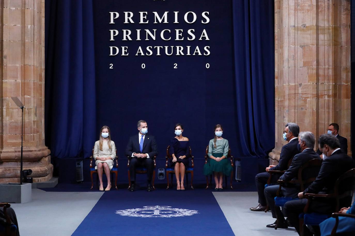 Los Reyes y sus hijas han mantenido este viernes una reunión con los galardonados en la 40 edición de los premios Princesa de Asturias que estarán presentes en la ceremonia de entrega en Oviedo, entre ellos representantes del colectivo sanitario y el piloto de rallys Carlos Sainz. Felipe VI, la reina Letizia, la princesa Leonor y la infanta Sofía han recibido a los premiados junto a los presidentes de los jurados de estas distinciones y miembros de los patronatos Princesa de Asturias y Fundación. Por la tarde ha tenido lugar el acto en el Hotel de la Reconquista de Oviedo con aforo limitado y sin público siguiendo las recomendaciones sanitarias frente al coronavirus.