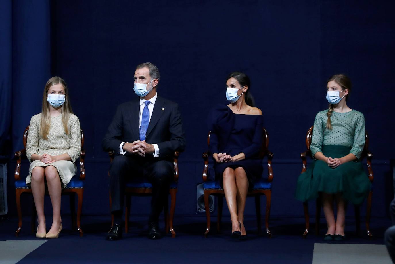 Los Reyes y sus hijas han mantenido este viernes una reunión con los galardonados en la 40 edición de los premios Princesa de Asturias que estarán presentes en la ceremonia de entrega en Oviedo, entre ellos representantes del colectivo sanitario y el piloto de rallys Carlos Sainz. Felipe VI, la reina Letizia, la princesa Leonor y la infanta Sofía han recibido a los premiados junto a los presidentes de los jurados de estas distinciones y miembros de los patronatos Princesa de Asturias y Fundación. Por la tarde ha tenido lugar el acto en el Hotel de la Reconquista de Oviedo con aforo limitado y sin público siguiendo las recomendaciones sanitarias frente al coronavirus.