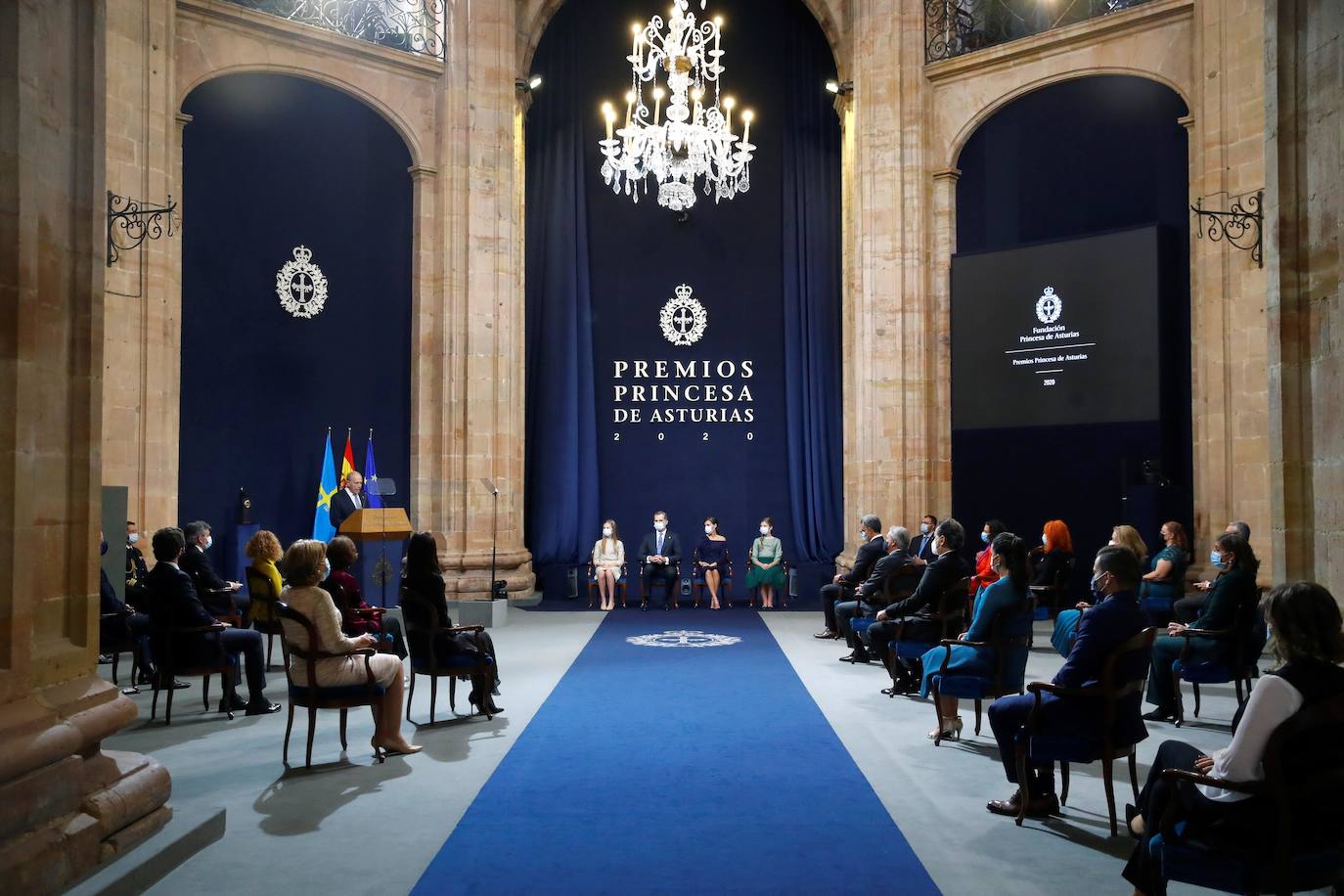 Los Reyes y sus hijas han mantenido este viernes una reunión con los galardonados en la 40 edición de los premios Princesa de Asturias que estarán presentes en la ceremonia de entrega en Oviedo, entre ellos representantes del colectivo sanitario y el piloto de rallys Carlos Sainz. Felipe VI, la reina Letizia, la princesa Leonor y la infanta Sofía han recibido a los premiados junto a los presidentes de los jurados de estas distinciones y miembros de los patronatos Princesa de Asturias y Fundación. Por la tarde ha tenido lugar el acto en el Hotel de la Reconquista de Oviedo con aforo limitado y sin público siguiendo las recomendaciones sanitarias frente al coronavirus.