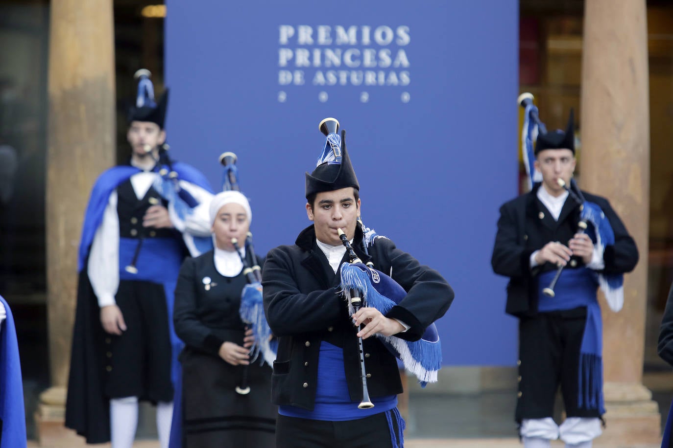 Los Reyes y sus hijas han mantenido este viernes una reunión con los galardonados en la 40 edición de los premios Princesa de Asturias que estarán presentes en la ceremonia de entrega en Oviedo, entre ellos representantes del colectivo sanitario y el piloto de rallys Carlos Sainz. Felipe VI, la reina Letizia, la princesa Leonor y la infanta Sofía han recibido a los premiados junto a los presidentes de los jurados de estas distinciones y miembros de los patronatos Princesa de Asturias y Fundación. Por la tarde ha tenido lugar el acto en el Hotel de la Reconquista de Oviedo con aforo limitado y sin público siguiendo las recomendaciones sanitarias frente al coronavirus.