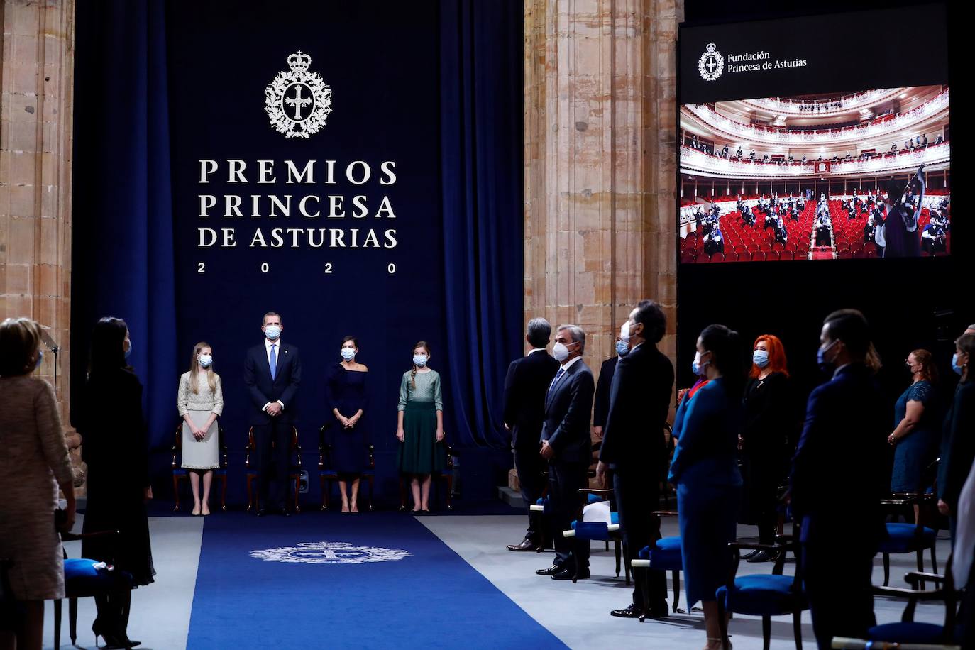 Los Reyes y sus hijas han mantenido este viernes una reunión con los galardonados en la 40 edición de los premios Princesa de Asturias que estarán presentes en la ceremonia de entrega en Oviedo, entre ellos representantes del colectivo sanitario y el piloto de rallys Carlos Sainz. Felipe VI, la reina Letizia, la princesa Leonor y la infanta Sofía han recibido a los premiados junto a los presidentes de los jurados de estas distinciones y miembros de los patronatos Princesa de Asturias y Fundación. Por la tarde ha tenido lugar el acto en el Hotel de la Reconquista de Oviedo con aforo limitado y sin público siguiendo las recomendaciones sanitarias frente al coronavirus.