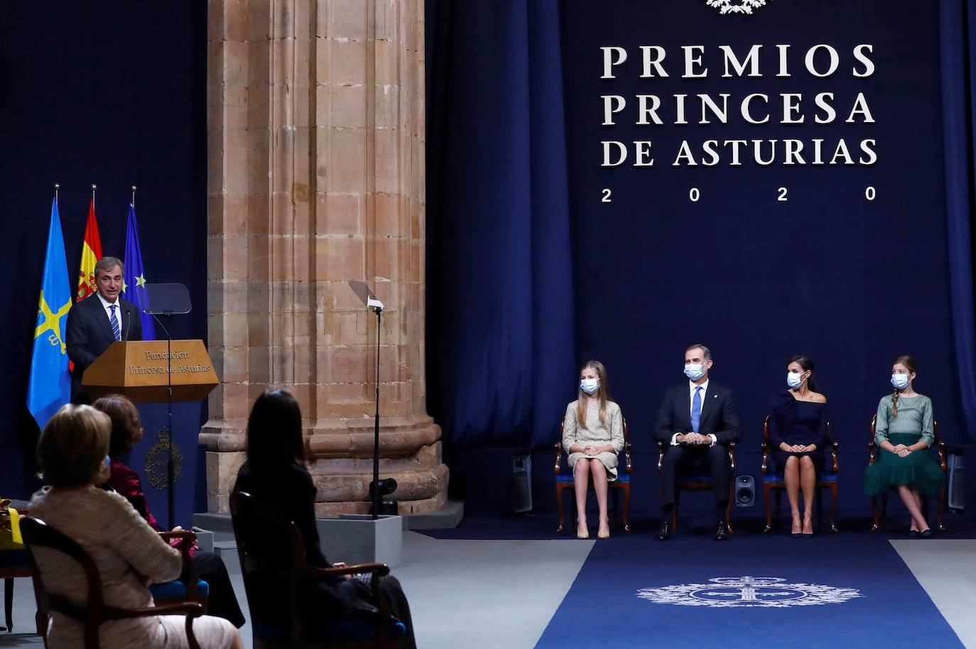 Los Reyes y sus hijas han mantenido este viernes una reunión con los galardonados en la 40 edición de los premios Princesa de Asturias que estarán presentes en la ceremonia de entrega en Oviedo, entre ellos representantes del colectivo sanitario y el piloto de rallys Carlos Sainz. Felipe VI, la reina Letizia, la princesa Leonor y la infanta Sofía han recibido a los premiados junto a los presidentes de los jurados de estas distinciones y miembros de los patronatos Princesa de Asturias y Fundación. Por la tarde ha tenido lugar el acto en el Hotel de la Reconquista de Oviedo con aforo limitado y sin público siguiendo las recomendaciones sanitarias frente al coronavirus.