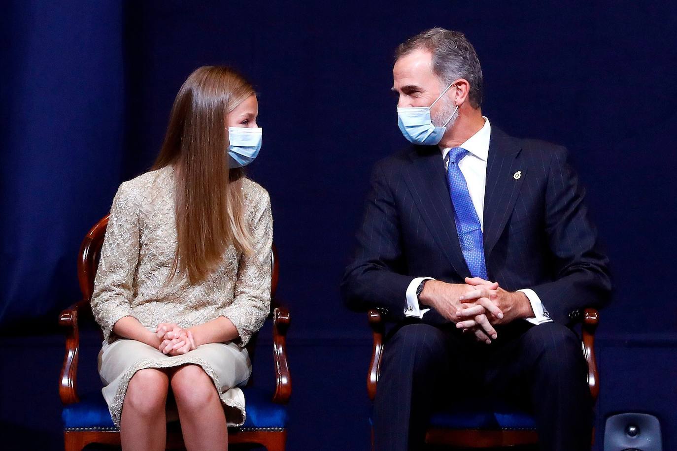 Los Reyes y sus hijas han mantenido este viernes una reunión con los galardonados en la 40 edición de los premios Princesa de Asturias que estarán presentes en la ceremonia de entrega en Oviedo, entre ellos representantes del colectivo sanitario y el piloto de rallys Carlos Sainz. Felipe VI, la reina Letizia, la princesa Leonor y la infanta Sofía han recibido a los premiados junto a los presidentes de los jurados de estas distinciones y miembros de los patronatos Princesa de Asturias y Fundación. Por la tarde ha tenido lugar el acto en el Hotel de la Reconquista de Oviedo con aforo limitado y sin público siguiendo las recomendaciones sanitarias frente al coronavirus.