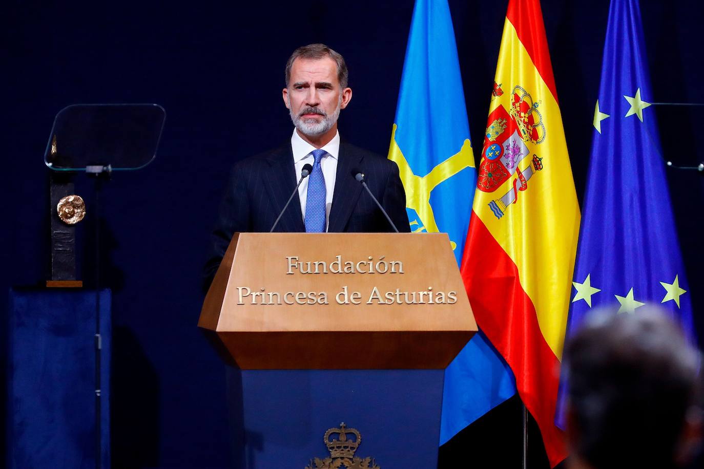 Los Reyes y sus hijas han mantenido este viernes una reunión con los galardonados en la 40 edición de los premios Princesa de Asturias que estarán presentes en la ceremonia de entrega en Oviedo, entre ellos representantes del colectivo sanitario y el piloto de rallys Carlos Sainz. Felipe VI, la reina Letizia, la princesa Leonor y la infanta Sofía han recibido a los premiados junto a los presidentes de los jurados de estas distinciones y miembros de los patronatos Princesa de Asturias y Fundación. Por la tarde ha tenido lugar el acto en el Hotel de la Reconquista de Oviedo con aforo limitado y sin público siguiendo las recomendaciones sanitarias frente al coronavirus.