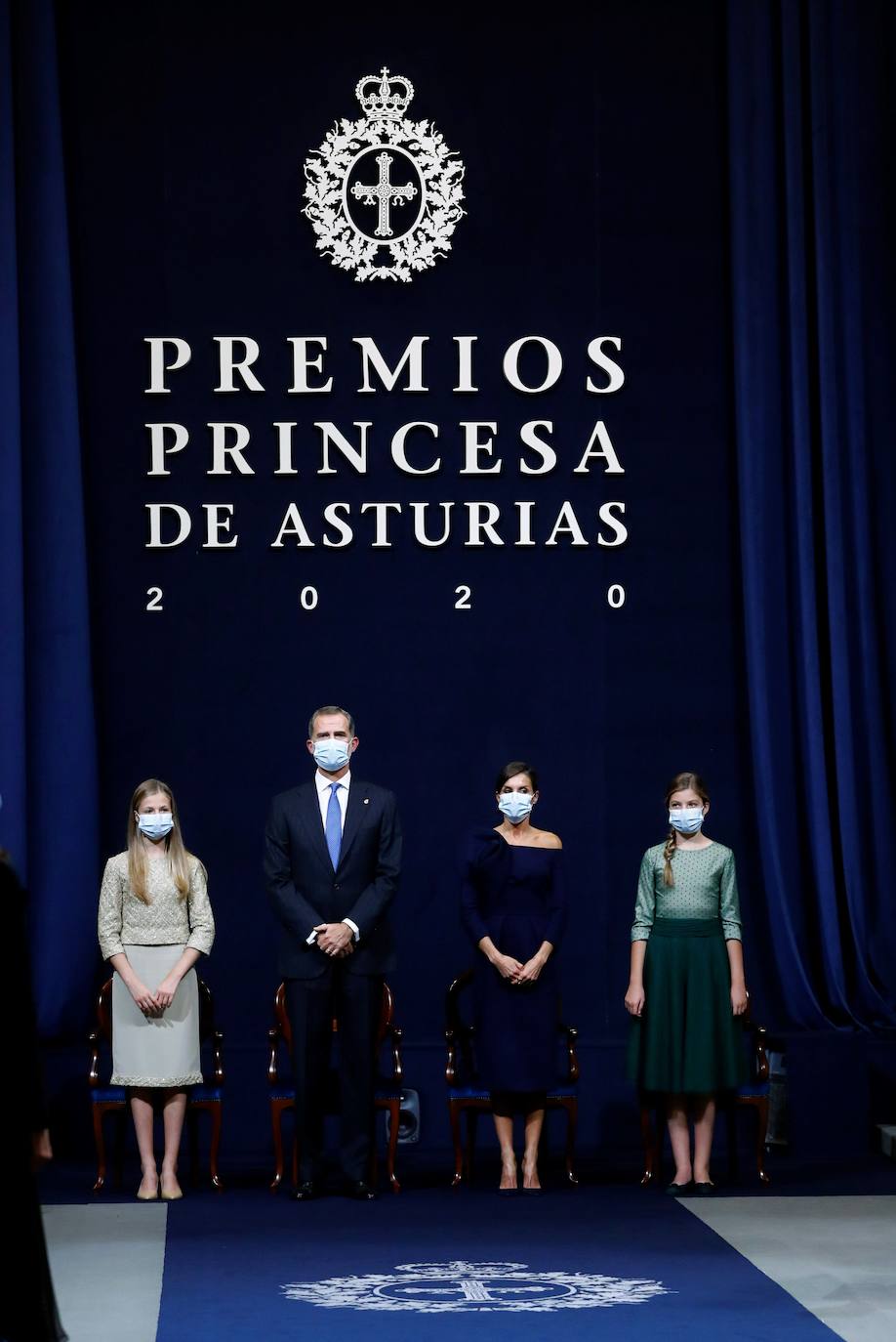 Los Reyes y sus hijas han mantenido este viernes una reunión con los galardonados en la 40 edición de los premios Princesa de Asturias que estarán presentes en la ceremonia de entrega en Oviedo, entre ellos representantes del colectivo sanitario y el piloto de rallys Carlos Sainz. Felipe VI, la reina Letizia, la princesa Leonor y la infanta Sofía han recibido a los premiados junto a los presidentes de los jurados de estas distinciones y miembros de los patronatos Princesa de Asturias y Fundación. Por la tarde ha tenido lugar el acto en el Hotel de la Reconquista de Oviedo con aforo limitado y sin público siguiendo las recomendaciones sanitarias frente al coronavirus.