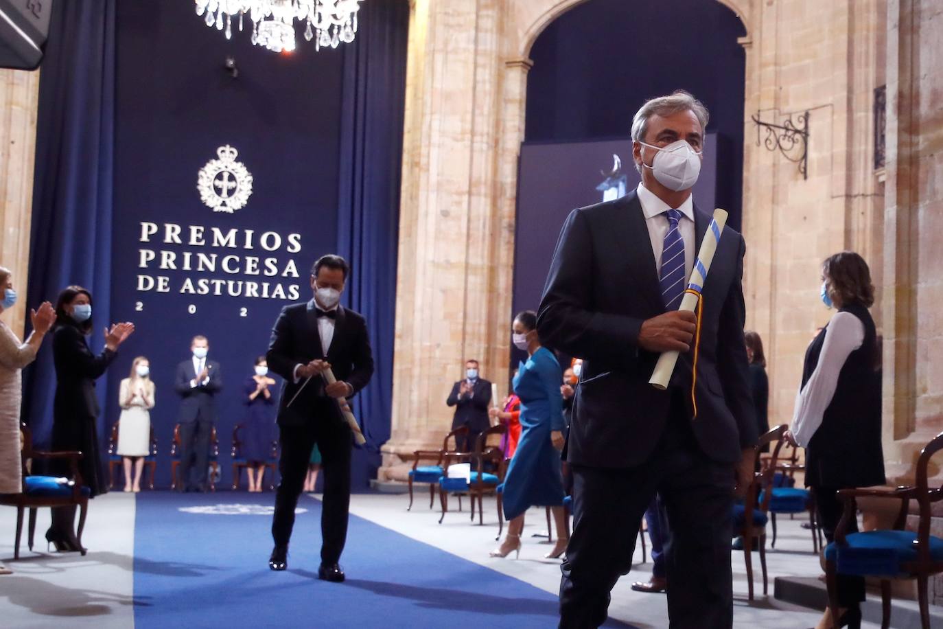 Los Reyes y sus hijas han mantenido este viernes una reunión con los galardonados en la 40 edición de los premios Princesa de Asturias que estarán presentes en la ceremonia de entrega en Oviedo, entre ellos representantes del colectivo sanitario y el piloto de rallys Carlos Sainz. Felipe VI, la reina Letizia, la princesa Leonor y la infanta Sofía han recibido a los premiados junto a los presidentes de los jurados de estas distinciones y miembros de los patronatos Princesa de Asturias y Fundación. Por la tarde ha tenido lugar el acto en el Hotel de la Reconquista de Oviedo con aforo limitado y sin público siguiendo las recomendaciones sanitarias frente al coronavirus.